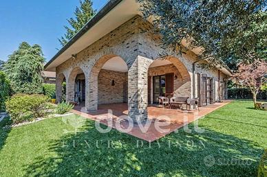 Villa di 384 m² con più di 5 locali e box auto a C