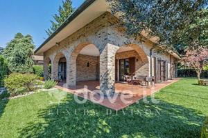Villa di 384 m² con più di 5 locali e box auto a C