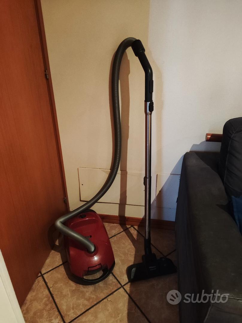 Aspirapolvere Miele Classic C1 di seconda mano per 60 EUR su Pomigliano  d'Arco su WALLAPOP