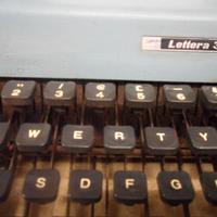 MACCHINA DA SCRIVERE OLIVETTI LETTERA 32 @