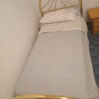 LETTO SINGOLO CON DOGHE IN LEGNO E COMODINO 
