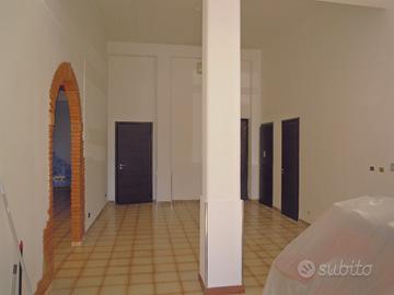 BOTTEGA 120 mq , due servizi e sala fumatori