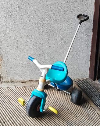 Triciclo a pedali con manico