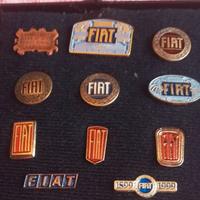 Cofanetto con 10 spille Vintage logo Fiat