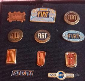 Cofanetto con 10 spille Vintage logo Fiat
