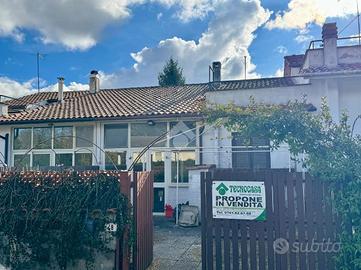 VILLA A SCHIERA A RONCIGLIONE