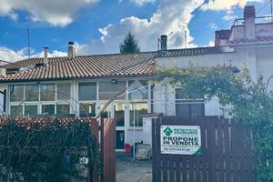 VILLA A SCHIERA A RONCIGLIONE