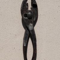 Pinza regolabile antica