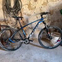 bicicletta per mountain bike