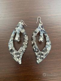 Orecchini pendenti grigio,nero brillantini