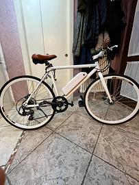 Bicicletta Elettrica bianca
