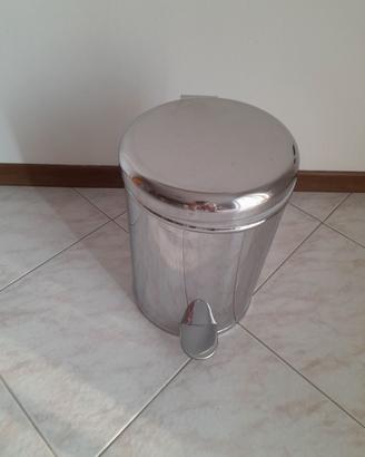 Bidone cromato da 15 litri.