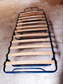 2 letti pieghevoli singoli a doghe con materasso 