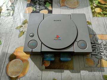 Playstation 1 con joystick e memory card