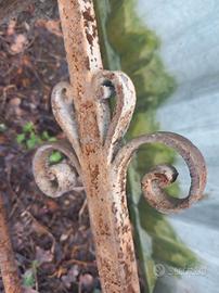 Inferriata antica in ferro battuto