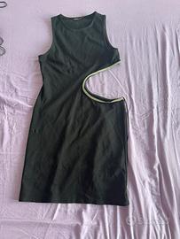 Vestito nero corto con apertura sulla pancia