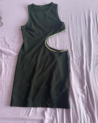 Vestito nero corto con apertura sulla pancia