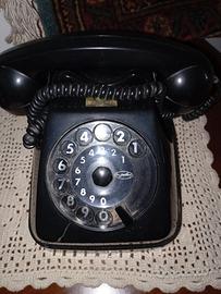 Telefono vecchio di colore nero