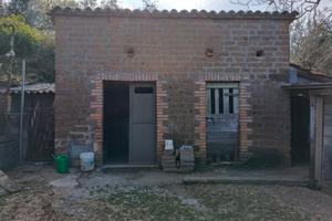 Rimessa agricola con oliveto, cisterna e impianti