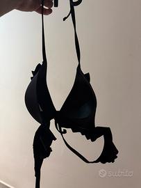 Costume nero reggiseno