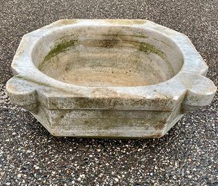 Acquasantiera antica.