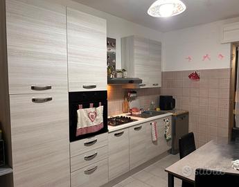 cucina CON ELETTRODOMESTICI INCLUSI