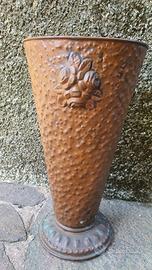 Vaso portaombrelli in rame con rilievo di rose