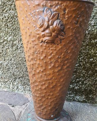 Vaso portaombrelli in rame con rilievo di rose