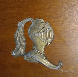Fregio in Ottone – Elmo Medievale con Pennacchio