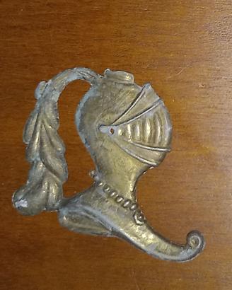 Fregio in Ottone – Elmo Medievale con Pennacchio