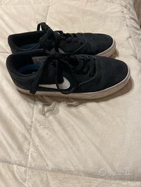 Sneakers Nike, nere