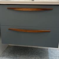 mobile bagno con lavabo e specchio