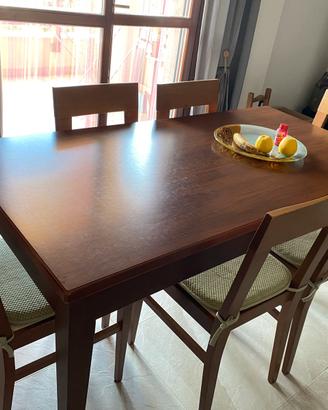 Tavolo marca scavolini con 6 sedie