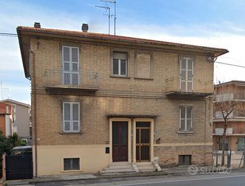 Casa semi indipendente  con corte privata