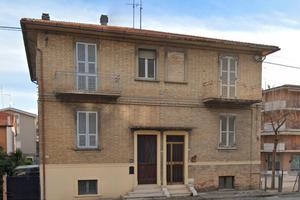 Casa semi indipendente  con corte privata