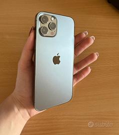 iPhone 12 pro max con accessori