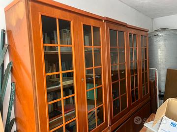 Scrivania e libreria. Scrivania e libreria in legn