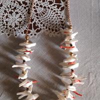Collana di corallo e conchiglia 