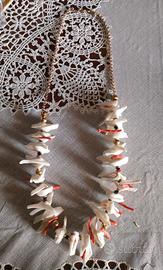 Collana di corallo e conchiglia 