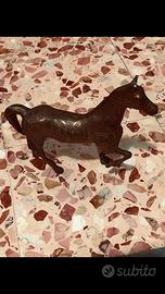 Statua di bronzo a forma di cavallo