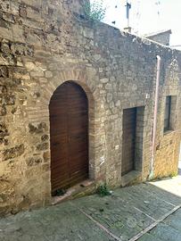 Todi centro : rudere in pietra con arco antico