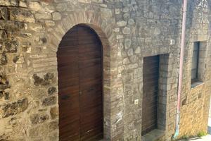 Todi centro : rudere in pietra con arco antico