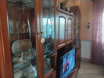 Mobile Soggiorno Classico in Legno con Vetrine