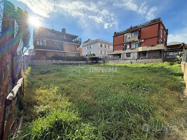 Terreno edificabile fronte strada - Acilia (Monti