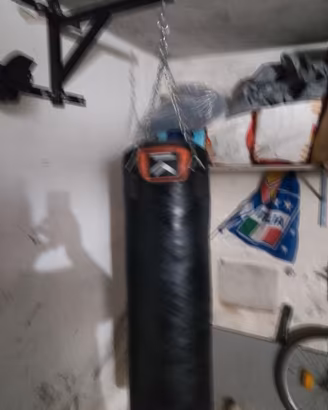 Sacco da box con staffa a muro