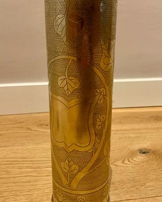 Vaso/bossolo di artiglieria in ottone cesellato