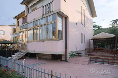 Casa indipendente di 213 m² con 4 locali e box aut