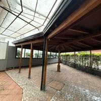 Tettoia esterna in legno