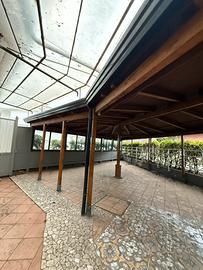 Tettoia esterna in legno