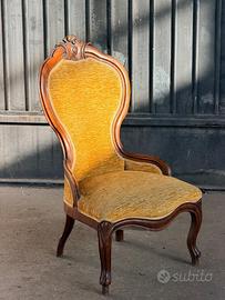 Poltroncina vintage in legno intagliato
